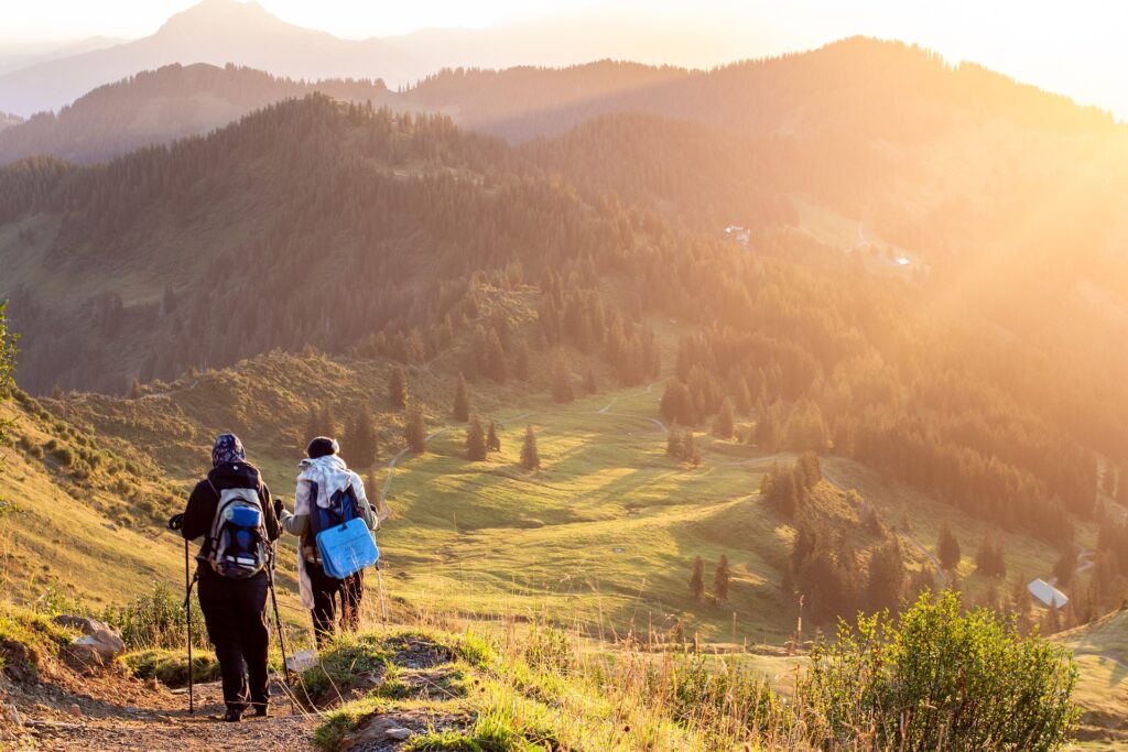 mountaineers-5649828_1920